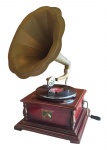 THORENS - SUÍÇA - nº 533 - Antigo gramofone a corda em madeira envernizada, acabamentos em metal e corneta em latão - 70x38x38 cm - não testado, aparentemente com todas as peças - algumas partes de metal com pontos de ferrugem, necessitando refazer o verniz da caixa e revisão.