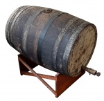 Antigo e grande barril de madeira com acabamento em metal - para armazenamento de bebidas - 80x100x60 cm medidas gerais - FUNCIONANDO - acompanha suporte em madeira - necessitando limpeza, com desgastes do tempo e do uso.