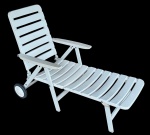 MARFINITE - Espreguiçadeira em plástico rígido e pés em metal pintado com rodizios - 93x61x130 cm aberta - e 20x61x109 cm fechado - necessitando limpeza, riscos e desgastes do uso.