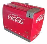 COCA COLA - Antiga geladeira importada horizontal década de 50 - em metal - 90x108x68 cm - quando em uso a dois anos atrás funcionava perfeitamente, mas não testado pro catálogo - necessitando limpeza e pontos de oxidação.