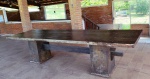 Pesada mesa de jantar rústica em madeira maciça envernizada - 75x310x90 cm - Pés em caixa de madeira e tampo em madeira maciça - necessitando renovar verniz.