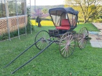 TROLE CARRUAGEM antigo transporte rústico em madeira com capota retrátil, estofado do banco revestido em couro sintético, rodas de madeira com aro e eixo de ferro - 205x157x224 cm  - sem os braços e 221x88 cm os braços - bem conservado tendo em vista a idade da peça, necessitando manutenção na pintura e na capota.