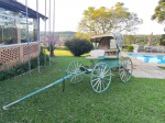 TROLE CARRUAGEM antigo transporte rústico em madeira com capota retrátil, estofado do banco revestido em couro sintético, rodas de madeira com aro e eixo de ferro - 212x144x255 cm  - sem o braço e 223 cm o braço - bem conservado tendo em vista a idade da peça, necessitando manutenção na pintura e na capota.