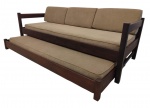 Sofá cama em madeira envernizada com almofadas removíveis estofadas revestida com tecido - 74x194x80 cm o sofá - e 23x186x78 cm a cama.