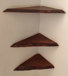Conjunto com 3 prateleiras de canto em madeira envernizada - 34x46x28 cm e 03 cm a altura.