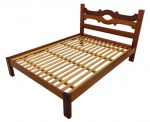 Cama de casal em madeira torneada envernizada - 105x146x201 cm - 140x190 cm o colchão - necessitando retocar verniz.