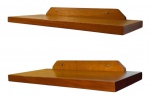 Conjunto com 2 prateleiras em madeira folheada envernizada - 07x60x22 cm a maior e 07x50x22 cm o menor - faltando pequeno pedaço da folha em uma das pontas de uma das prateleiras conforme foto.