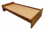 Cama de solteiro em madeira folheada envernizada - 39x86x194 cm - 188x79 cm o colchão - com craquelados nos acabamentos e trinca no travessão conforme fotos.