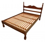 Cama de casal em madeira torneada envernizada - 117x146x204 cm - e139x194 cm o colchão - necessitando retoques no verniz e fenda na lateral do travessão conforme fotos.