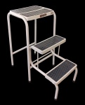GAZARRA - Pequena escada em metal - 60x34x61 cm aberta e 60x34x32 cm fechada - com desgastes na pintura e do uso