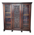 Antiga livreira em madeira maciça entalhada com porta em vidro - 171x167x43 cm - necessitando renovar verniz.