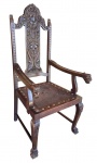 Antiga cadeira trono em madeira maciça esculpida, entalhada envernizada com assento em couro pirografado e acabamentos em botone de metal - 127x63x55 cm - necessitando de restauro no couro.
