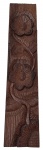 Decorativo de parede em madeira esculpida e entalhada - 76x16 cm - com fenda natural na lateral.