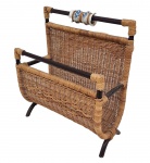 Revisteiro em rattan, madeira e decoração em porcelana - 48x42x20 cm - faltando pequenos pedaços da decoração conforme fotos.