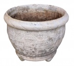 Grande vaso em concreto - 38x46 cm - com pequena lasca na borda e com desgastes do uso.