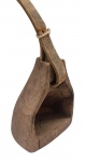 Antigo estribo em madeira esculpida com cinto de couro - 18x14x12 cm - e 66 cm o cinto - com desgastes do tempo e do uso.