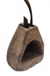 Antigo estribo em madeira esculpida com cinto de couro - 26x14x14 cm - uma parte do cinto solta conforme foto, com desgastes do tempo e do uso.