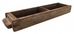 Antiga forma para tijolos em madeira maciça com acabamentos em metal - 07x57x14 cm - com desgastes do tempo e do uso.