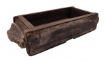 Antiga forma para tijolos em madeira maciça com acabamentos em metal - 07x57x14 cm - com desgastes do tempo e do uso.