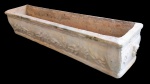 Grande vaso em concreto - 21x102x23 cm - com desgastes do uso.