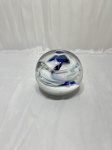 Lindo peso de papel em vidro tipo murano com bolhas internas. Medindo 8cm de altura.