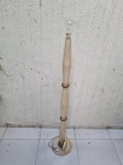Pé de abajur em madeira torneada e patinada. Medindo 130cm de altura. Funcionando. NÃO PODE SER ENVIADO PELOS CORREIOS