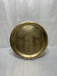 Medalhão, prato decorativo em latão ricamente cinzelado. Medindo 30cm de diâmetro.