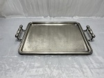 Bandeja retangular em prata 90, fundo cinzelado, monogramado. Medindo 42cm x 32,5cm x 47cm alça a alça.