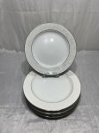 Schmidt - Jogo de 6 pratos rasos de mesa em porcelana barra furtacor e friso prata. Medindo 25,5cm de diâmetro.