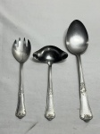 Jogo de concha de molho, colher de arroz e garfo de salada em aço inox Hercules, modelo Classique, monogramado "LL". Medindo a colher 25cm de comprimento.
