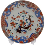 Companhia das Índias. Séc. XVIII  Belíssimo Medalhão em porcelana chinesa. decorado em policromia de esmaltes, no padrão conhecido como Chinese Imari. Borda larga e sinuosa, ornada por reservas com estilizações florais. Centro ornamentado por romãzeira, com frutas e flores, ladeada por adornos vegetais estilizados. Versos com ramos em rouge de fer. 35 cm.