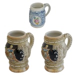 Conjunto de 3 canecas moldadas e policromadas para cerveja, sendo,A) Um par de formato bojudo, decoradas em policromia com figuras e folhagens. Bordas realçadas por frisos geométricos. Alças laterais em S e bases circulares. 16 x 16 cm. B) A terceira, em porcelana, levemente cônica, ornada por medalhão floral sobre fundo estilizado azul. Alça lateral em S. Borda e base lisas e circulares. 10 x 11 cm.