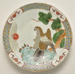 CHINA. Séc. XIX - Medalhão em porcelana chinesa, decorado em temática de caça, com falcão entre galhos em policromia de esmaltes. Borda rebuscada com intercaladas reservas de motivos florais. China. Dinastia Qing (1644 -1912). 35 cm.