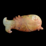 Antiga e rara escultura chinesa em jade mesclado de cor verde e alaranjado, representando peixe. Possíveis infiltrações calcificadas. 4 x 8 cm.