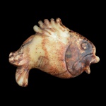 Antiga e rara escultura chinesa em jade mesclado de cor bege e castanho, representando peixe baiacu. Possíveis infiltrações calcificadas. 6 x 9 cm.