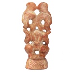 Antiga e rara escultura chinesa em jade mesclado e alaranjado representando divindade encimada por casal de fênix. Possível presença de inclusões calcificadas. 22.0 x 10.0 x 5.5 cm.