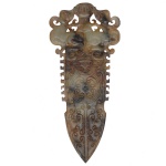 Antiga e rara adaga ritualística chinesa em jade mesclado em tons de cinza e bege. Apresenta cabo com divindade ladeada por 2 Linhling, (duendes protetores). Possível presença de inclusões calcificadas. 30.3 x 13.5 x 1.6 cm.