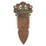 Antiga e rara adaga ritualística chinesa em jade mesclado em tons de verde e alaranjado. Apresenta cabo com divindade ladeada por 2 Linhling, (duendes protetores). Possível presença de inclusões calcificadas. 30.2 x 13.4 x 1.4 cm.