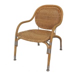 IKEA, designed by MATS THESELIUS  Cadeira de braços com estrutura tubular, revestida por junco trançado e reforçada por pequenas hastes metálicas. Encosto ovalado, acoplado a braços recurvos e rematados por pernas retas acompanhando o estilo, apoiadas em pequenos pés circulares. Etiqueta da manufatura sob o assento. 73 x 56 x 50 cm.Nascido em Estocolmo em 1956. Estudou na Konstfack, Arquitetura de Móveis e Interiores, Estocolmo, de 1979 a 1984. Professor na HDK, Escola de Design e Artesanato, Universidade de Gotemburgo, de 1995 a 1996. Associado da Real Academia Sueca de Belas Artes desde 2011. Mats Theselius trabalha na fronteira entre arte e design. Ele possui muitos anos de experiência profissional, por meio de diversas atribuições, colaborações e produções próprias. Sua lista de trabalhos inclui design, arquitetura, arquitetura de interiores, arquitetura paisagística, exposições, cenografia, instalações, livros, cinema e música.