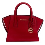 MICHAEL KORS  Bolsa tiracolo de couro modelo Avril na cor vermelha. 19 x 31 x 13 cm. 10 cm (alça de mão). 126 cm (alça maior). Bolsa nova, sem uso.