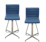 Par de bancos altos para bar. Estofamentos de cor azul rei acolchoados e pespontados com faixas horizontais. Encostos e assentos retangulares acoplados em concha. Bases com apoios para os pés no formato de trapézios tubulares. Colunas retas em metal cromado, apoiadas em pernas inclinadas. 95 x 40 x 40 cm. Apresenta sinais de uso e do tempo.