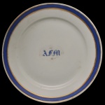 IMPÉRIO BRASILEIRO. Séc. XIX. Barão de São Félix - Prato pertencente ao Serviço do Barão de São Félix (Antônio Félix Martins). Apresenta as iniciais AFM esmaltadas em azul com uma faixa em azul cobalto delimitada por elegantes filetes banhados a ouro. Porcelana fina importada da Europa para a Aristocracia do Império do Brasil. 20.5 cm.