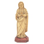 Séc. XVIII - Imagem indo-portuguesa em marfim, representando santa em oração com as mãos reunidas ao peito, de pé sobre base em madeira chanfrada. Exibe amplas vestes largamente pregueadas. 7 x 6 x 5 cm.