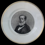 SARREGUEMINES  Séc. XIX / XX - Prato em porcelana francesa policromada. Sob a base, marca da manufature e etiqueta de colecionador informando a catalogação desta peça no livro O Brasil e a Cerâmica Antiga, por E.F. Brancante, editado em São Paulo em 1981. Ver figura 461 na página 527. no livro O Brasil e a Cerâmica Antiga, por E.F. Brancante, editado em São Paulo em 1981. Ver figura 461 na página 527. Séc. XIX-XX. Cerâmica fina produzida pela antiga e renomada fábrica francesa de Sarreguemines, na Alsácia-Lorena. O termo "Opaque" (opaco) se refere a uma linha de cerâmica feita de uma argila branca especial que se assemelha à porcelana, mas é tecnicamente uma faiança de alta qualidade.