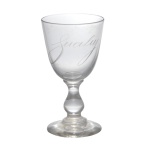 VISCONDE DE GUAY. França. Séc. XIX - Taça para vinho em cristal translucido, pertencente ao Serviço do Visconde de Guay (Joaquim Elísio Pereira Marinho). Bojo liso com monograma. 8 x 4 cm.