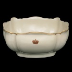 RAINHA D. AMÉLIA. Franca. Séc. XIX - Bowl de forma quadrangular em porcelana francesa pertencente ao Serviço da Rainha Dona Amélia de Portugal. Superficie de fundo liso com filete dourado e coroa de rainha. Marca ao fundo. 11.5 x 25 cm. Apresenta repintura na borda.