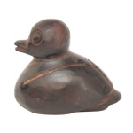 Artefato chinês em meteorito, lavrado no formato de pato. Possíveis infiltrações de outros minerais. 6 x 6 x 5 cm.