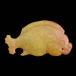 Antiga e rara escultura chinesa em jade mesclado em tons mesclados amarelos e alaranjados, representando peixe. Possíveis infiltrações calcificadas. 5 x 8 cm.