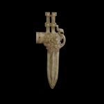 Rara e antiga ponta de lança chinesa em jade, esculpida e ornamentada por volutas e estilizações, encimada por figura de fênix. Possíveis infiltrações calcificadas. Possivelmente servindo de modelo de demonstração para confecção de armas em bronze. 12 x 6 cm