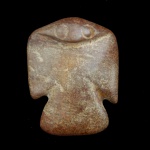 Antiga e rara escultura chinesa em jade mesclado em tons marrons, representando amuleto no formato de coruja. Possíveis infiltrações calcificadas. 7 x 6 cm.